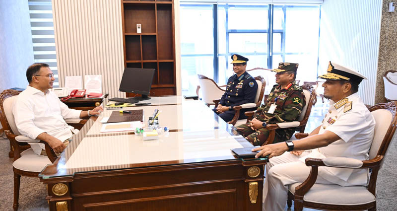 প্রধানমন্ত্রীর সঙ্গে সৌজন্য সাক্ষাৎ করেছে তিন বাহিনীর প্রধান