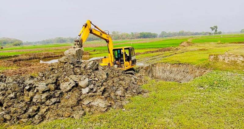 কাপাসিয়ায় অবৈধ মাটি উত্তোলন : এক লাখ টাকা জরিমানা