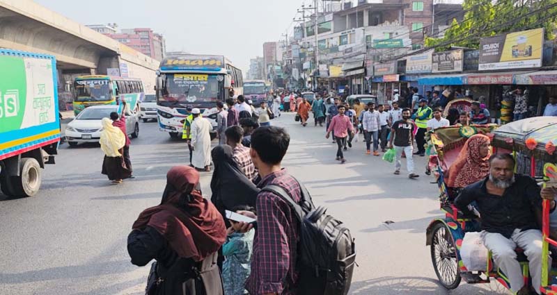 গাজীপুরে ৪৪৪ কারখানা ছুটি, মহাসড়কে বেড়েছে যাত্রীচাপ