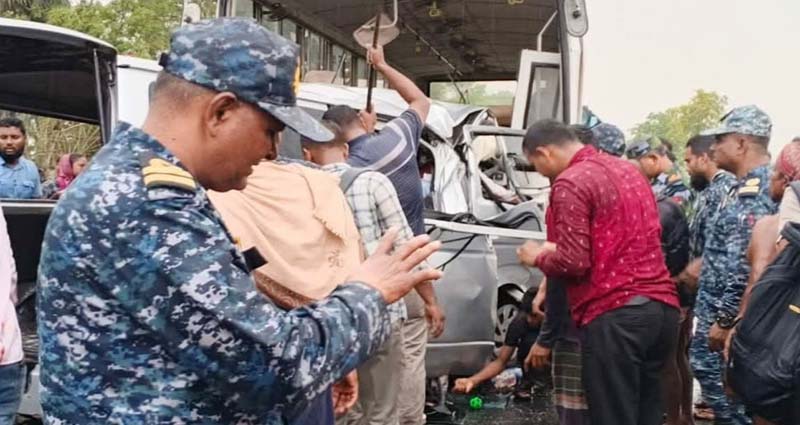 বাগেরহাটে নৌবাহিনীর বাসের সঙ্গে মাইক্রোবাসের সংঘর্ষ: নিহত অন্তত ১২