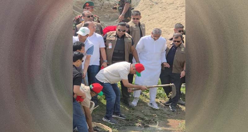 বাবার মতোই নিজে কোদাল দিয়ে মাটি কেটে খাল খননের সূচনা করলেন তারেক রহমান