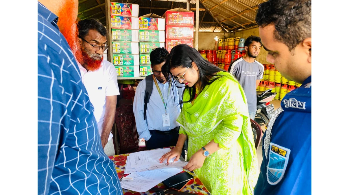 কালীগঞ্জে অতিরিক্ত দামে গ্যাস সিলিন্ডার বিক্রি, ব্যবসায়ীকে জরিমানা