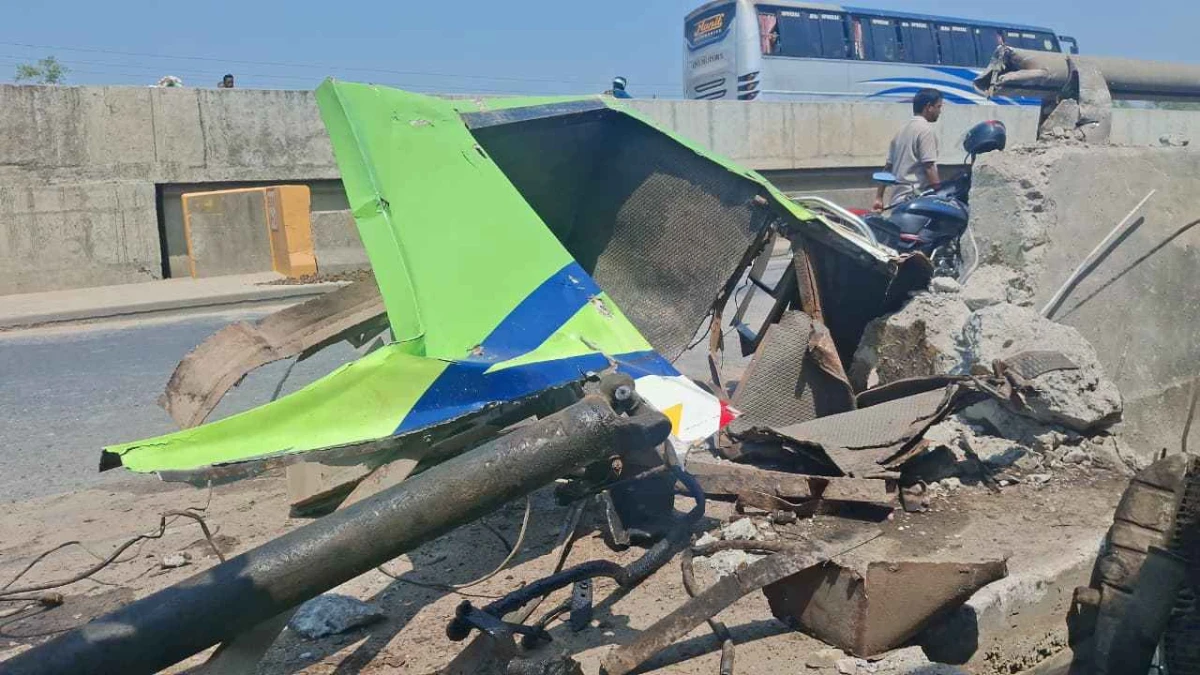 সিরাজগঞ্জে যাত্রীবাহী বাস নিয়ন্ত্রণ হারিয়ে চালকসহ নিহত ৩