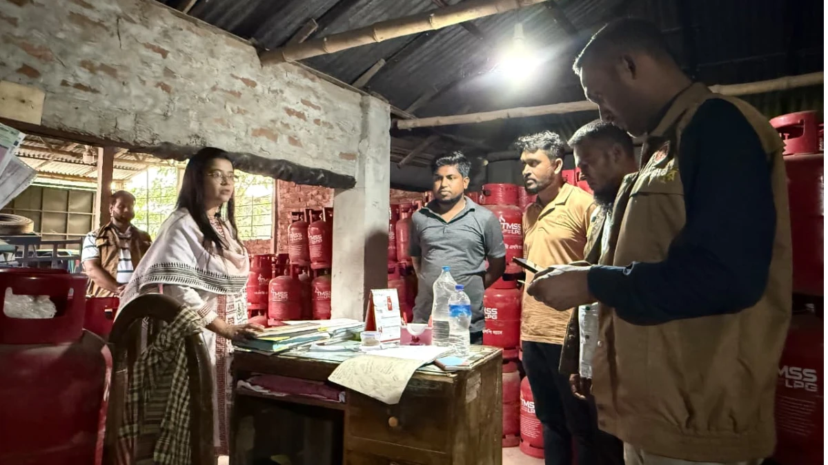 কালীগঞ্জে বিপুল পরিমাণ গ্যাস সিলিন্ডার মজুত, ব্যবসায়ীকে জরিমানা