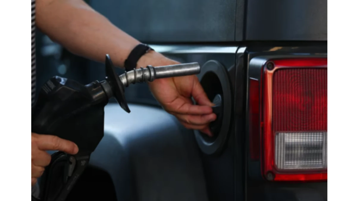 বিশ্বজুড়ে তেলের সংকটে লাল বাতি