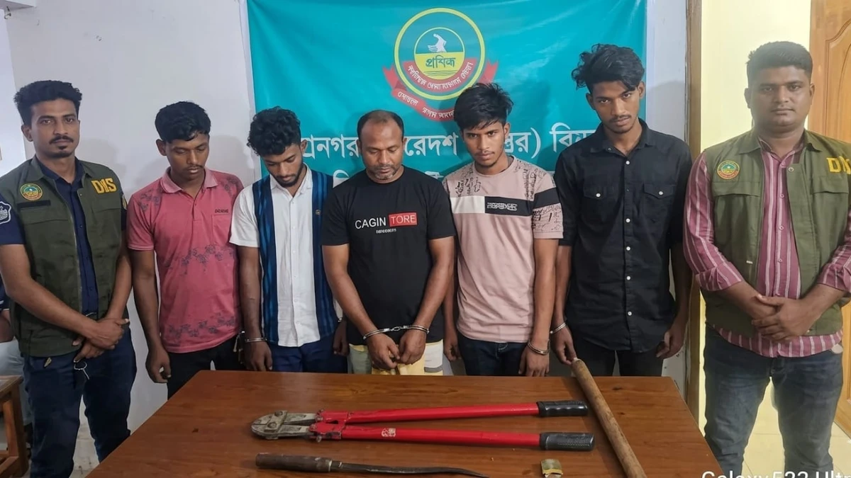 গাজীপুরে ডাকাতির প্রস্তুতিকালে গ্রেপ্তার ৫, দেশীয় অস্ত্র ও ট্রাক জব্দ