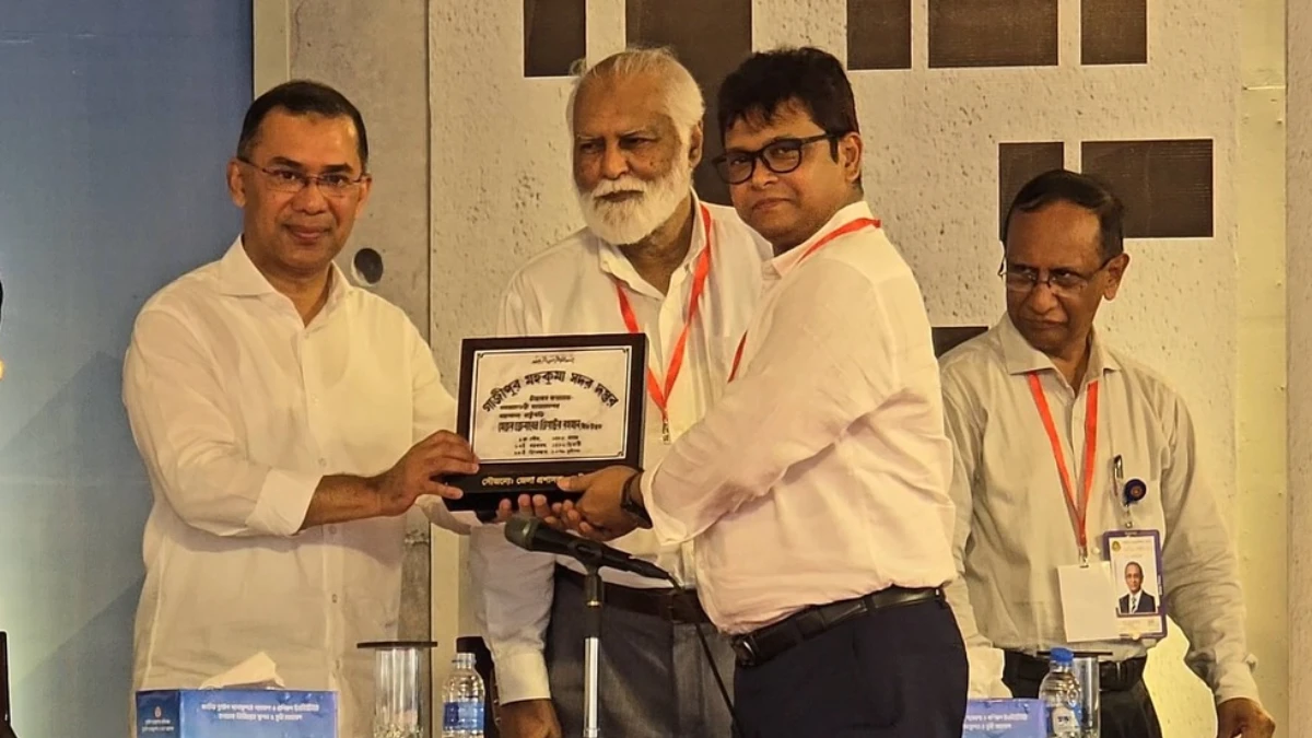 পিতার অমূল্য স্মারক প্রধানমন্ত্রীর হাতে তুলে দেন গাজীপুরের ডিসি