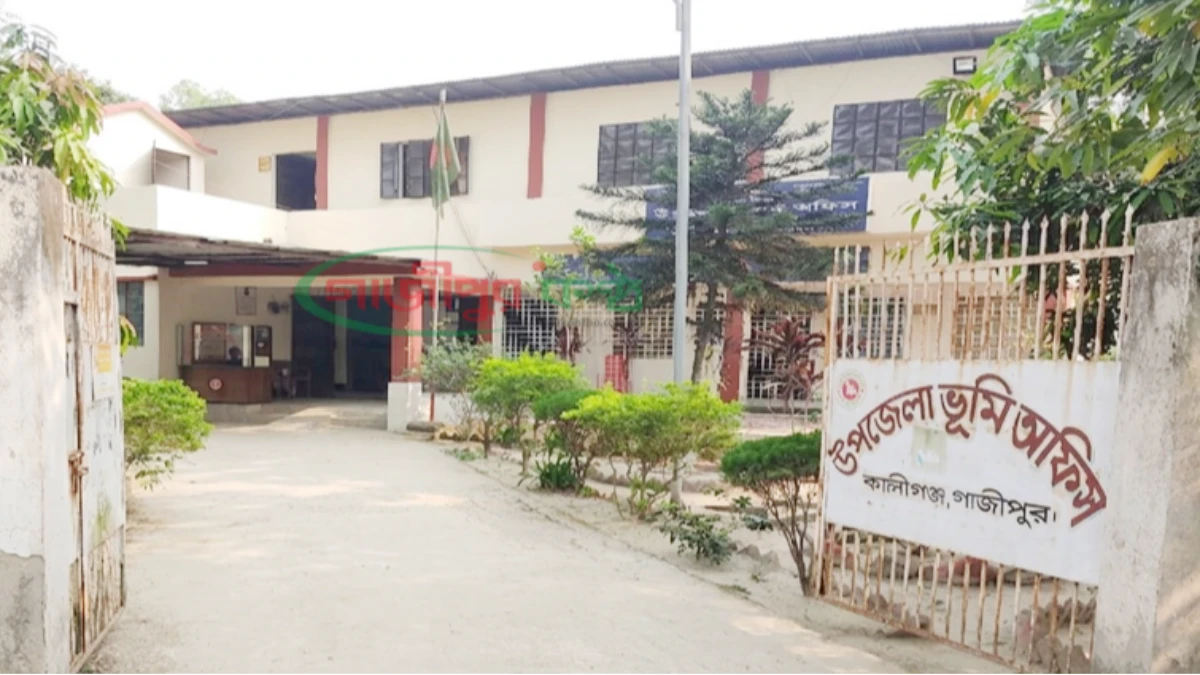 কালীগঞ্জ ভূমি অফিস বন্ধের ১৮ মিনিটের মধ্যে গ্রিল কেটে লুট, উঠছে অনেক প্রশ্ন