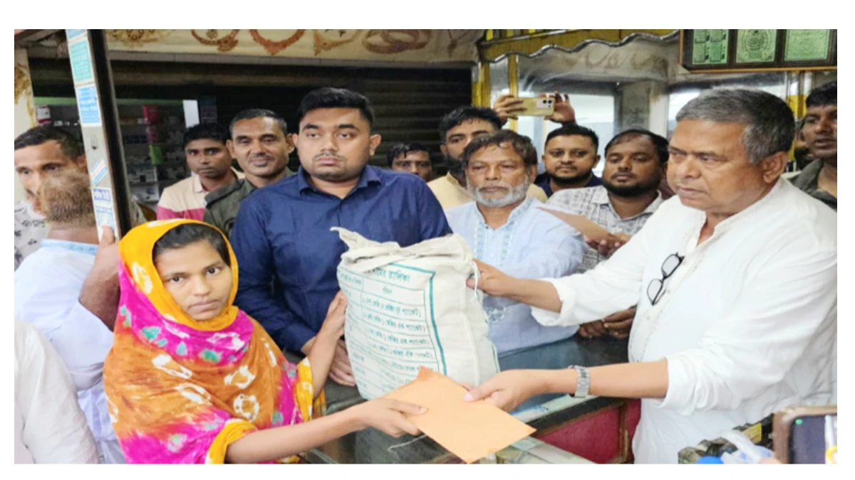 ঈদের আগে অগ্নিকাণ্ডে সর্বস্বান্ত ১১ পরিবার: ত্রাণ নিয়ে হাজির এমপি বাচ্চু