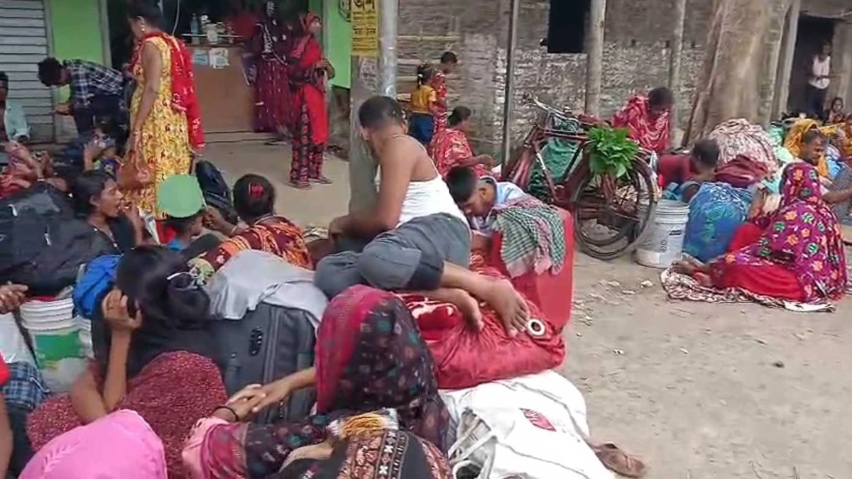 বাংলাদেশে ঢুকতে ভারত সীমান্তে হঠাৎ শত শত মানুষের ভিড়