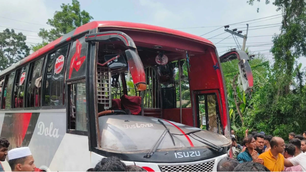 গোপালগঞ্জে বাস ও মোটরসাইকেলের সংঘর্ষে প্রাণ গেল ৫ জনের