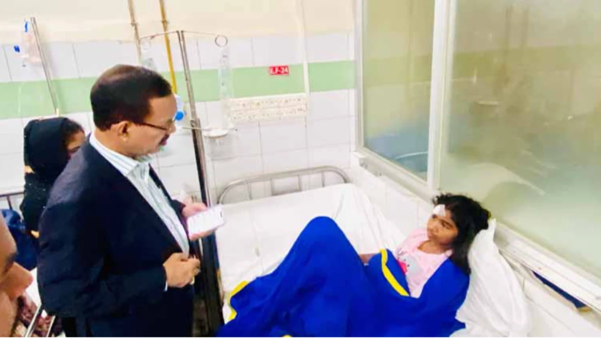 ক্ষুদে ফুটবলার সোহাদার খোঁজ নিতে হাসপাতালে ফজলুল হক মিলন