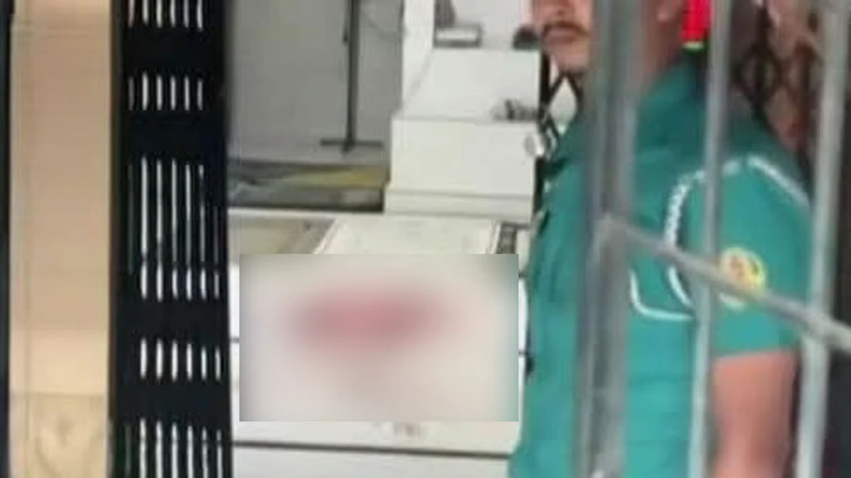 খুলনায় ফজরের নামাজের সময় মসজিদে ঢুকে গুলি, আহত ২