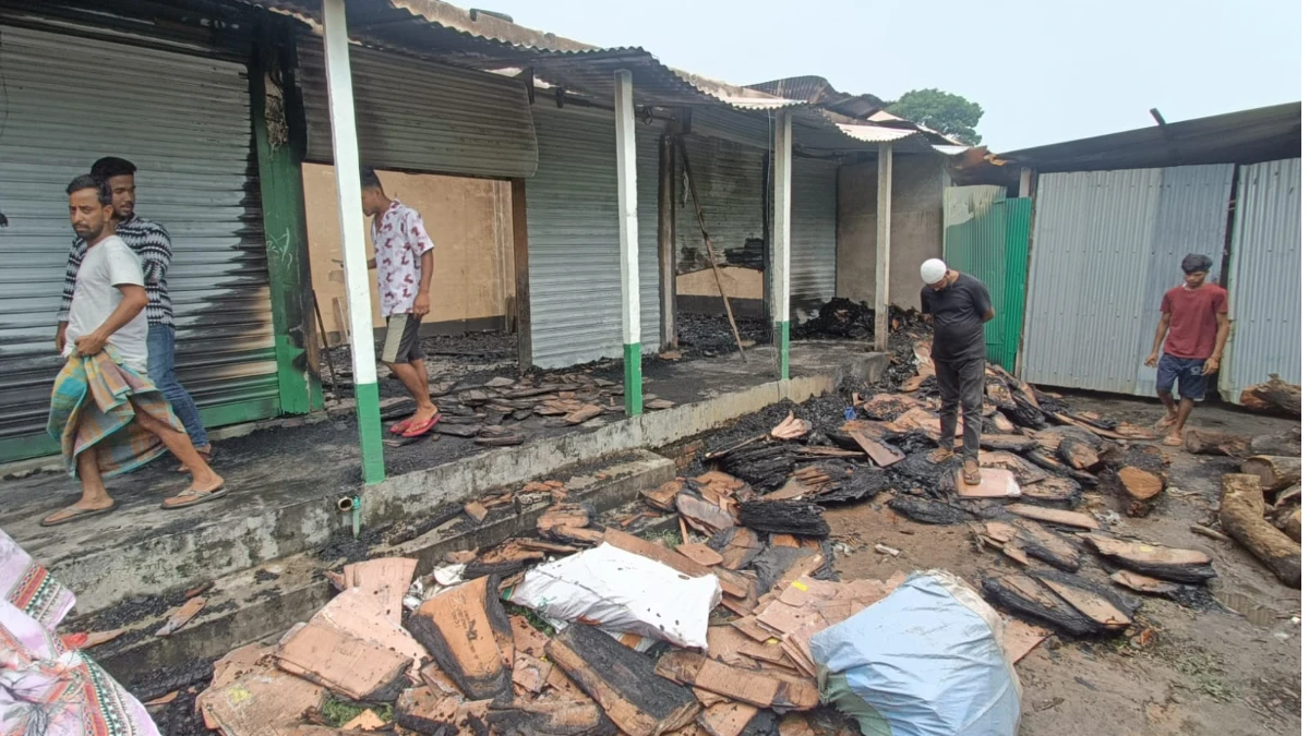 গাজীপুরে আগুনে পুড়েছে ৮ দোকান ও বাড়ির ৩ কক্ষ