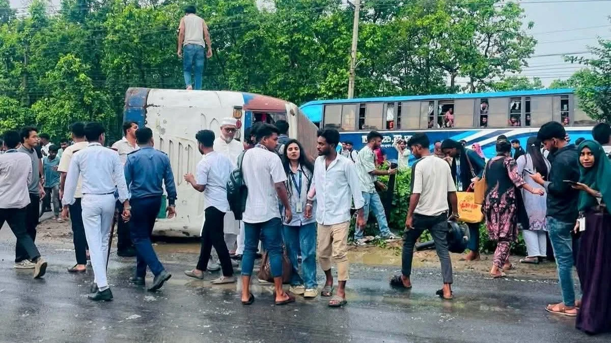গাজীপুরে বাস উল্টে উত্তরা বিশ্ববিদ্যালয়ের ৩০ শিক্ষার্থী আহত