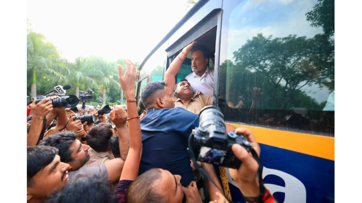 দিল্লিতে বিক্ষোভ থেকে আটক রাহুল-প্রিয়াঙ্কাকে ছেড়ে দিয়েছে পুলিশ