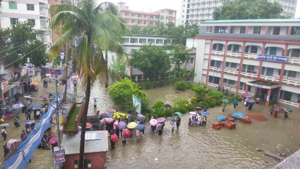 বৃষ্টিতে পানি মাড়িয়ে পরীক্ষাকেন্দ্রে এইচএসসি শিক্ষার্থীরা, ক্ষুব্ধ অভিভাবক-শিক্ষাবিদরা