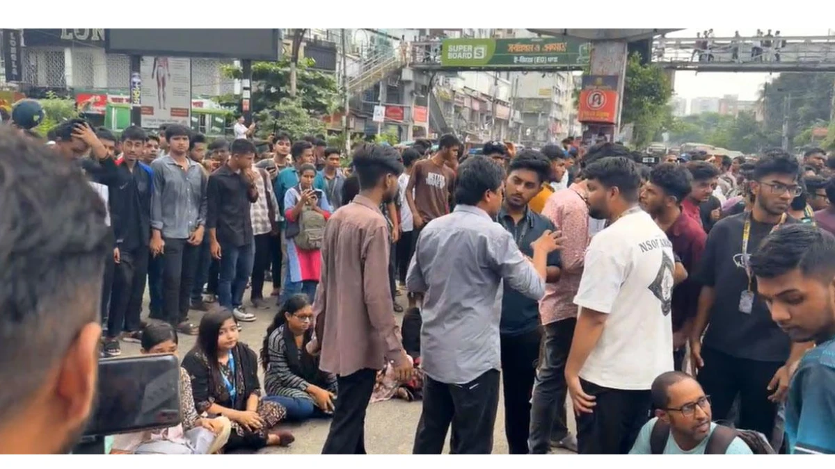 শিক্ষামন্ত্রীর পদত্যাগের দাবিতে রাজধানীতে সড়ক অবরোধ
