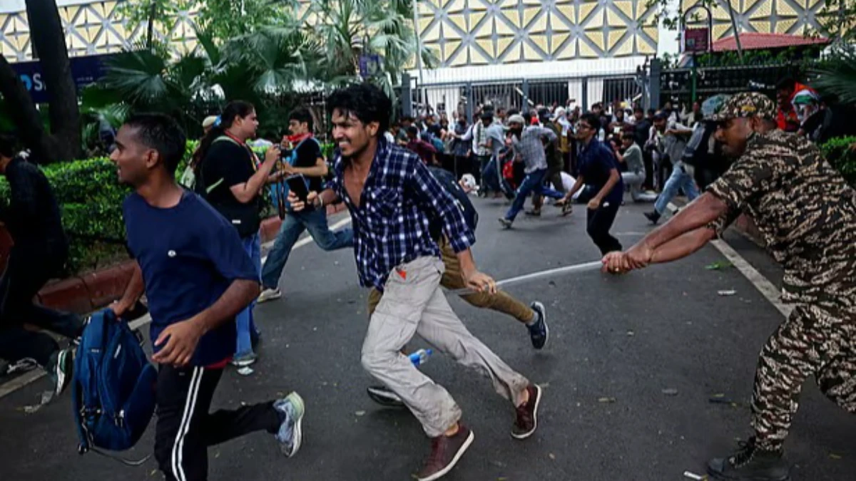 দিল্লিতে ছাত্র বিক্ষোভ: ব্যারিকেড ভেঙে সংসদের দোরগোড়ায় হাজার হাজার মানুষ