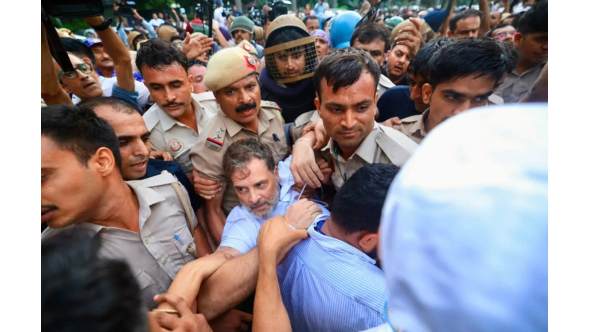 বিক্ষোভস্থল থেকে আটক রাহুল-প্রিয়াঙ্কা, বাসে তুলে নিয়ে যাওয়া হলো কংগ্রেস নেতাদের