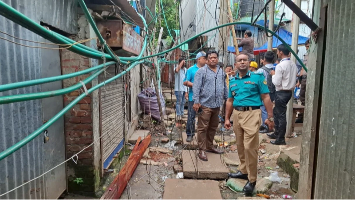 টঙ্গীর ‘হাজীর মাজার বস্তি’তে যৌথ অভিযান, বিচ্ছিন্ন অবৈধ সংযোগ