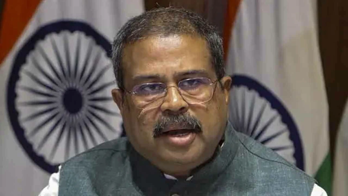 ‘তেলাপোকাদের’ আন্দোলনের মুখে পদত্যাগ করলেন ভারতের শিক্ষামন্ত্রী