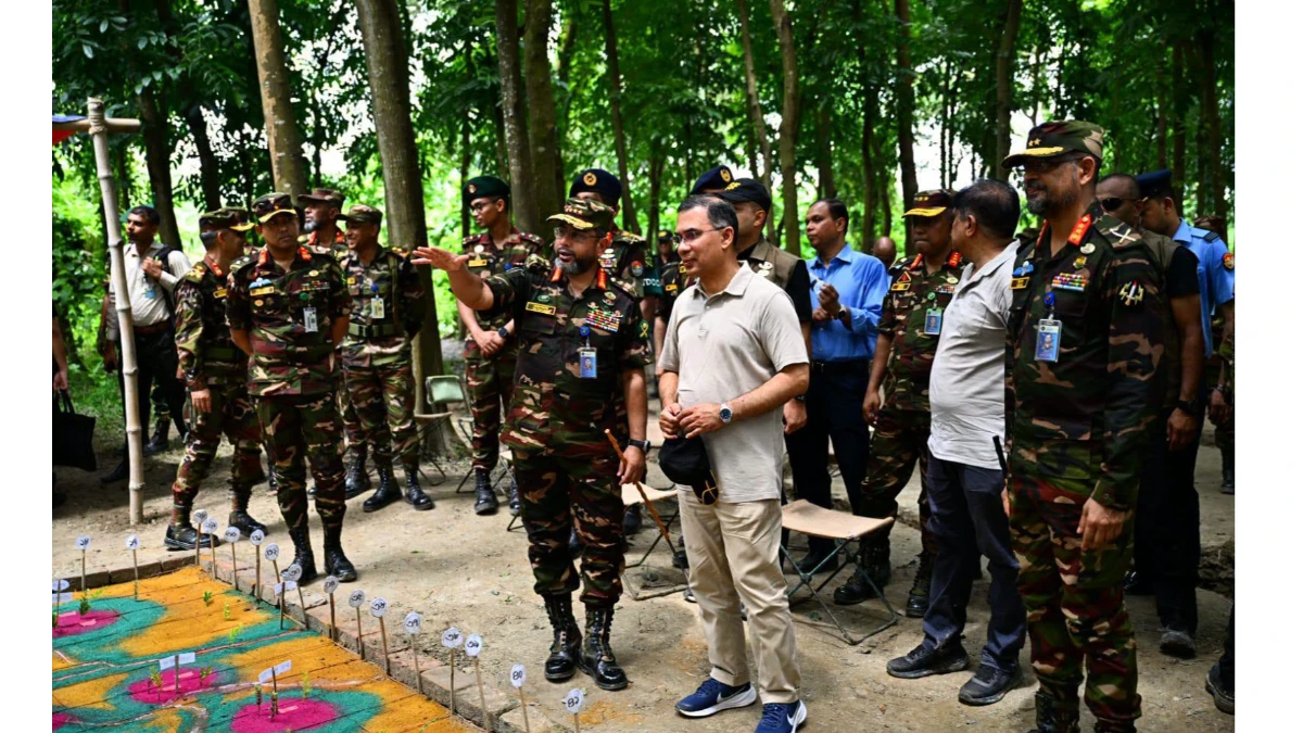 আকস্মিক সেনাবাহিনীর গ্রীষ্মকালীন মহড়া পরিদর্শনে প্রধানমন্ত্রী