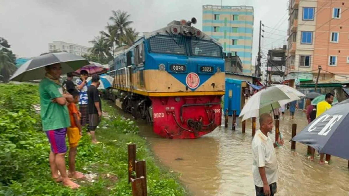 চট্টগ্রামে ভারী বৃষ্টি ও জোয়ারের পানিতে রেললাইন প্লাবিত, আটকা পর্যটক এক্সপ্রেস