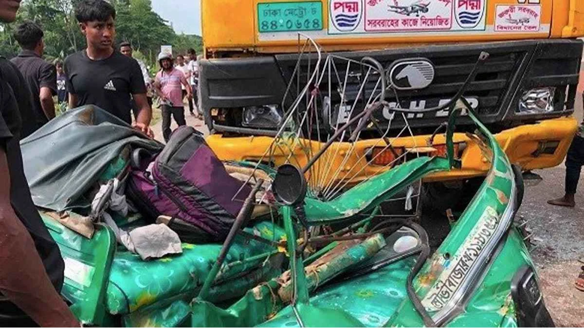 ট্রাকের সঙ্গে সংঘর্ষে দুমড়ে-মুচড়ে গেল অটোরিকশা, নিহত ৪