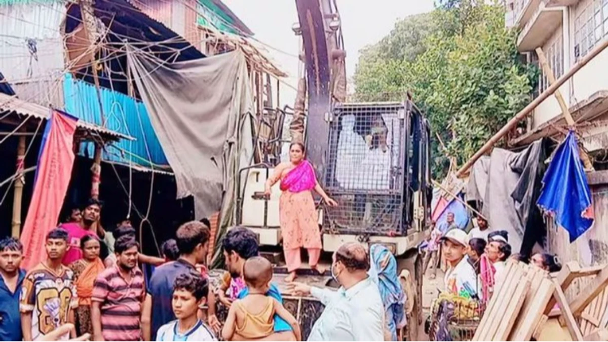 টঙ্গীতে গুঁড়িয়ে দেওয়া হল মাদকের ‘হটস্পট’ হাজির মাজার বস্তি