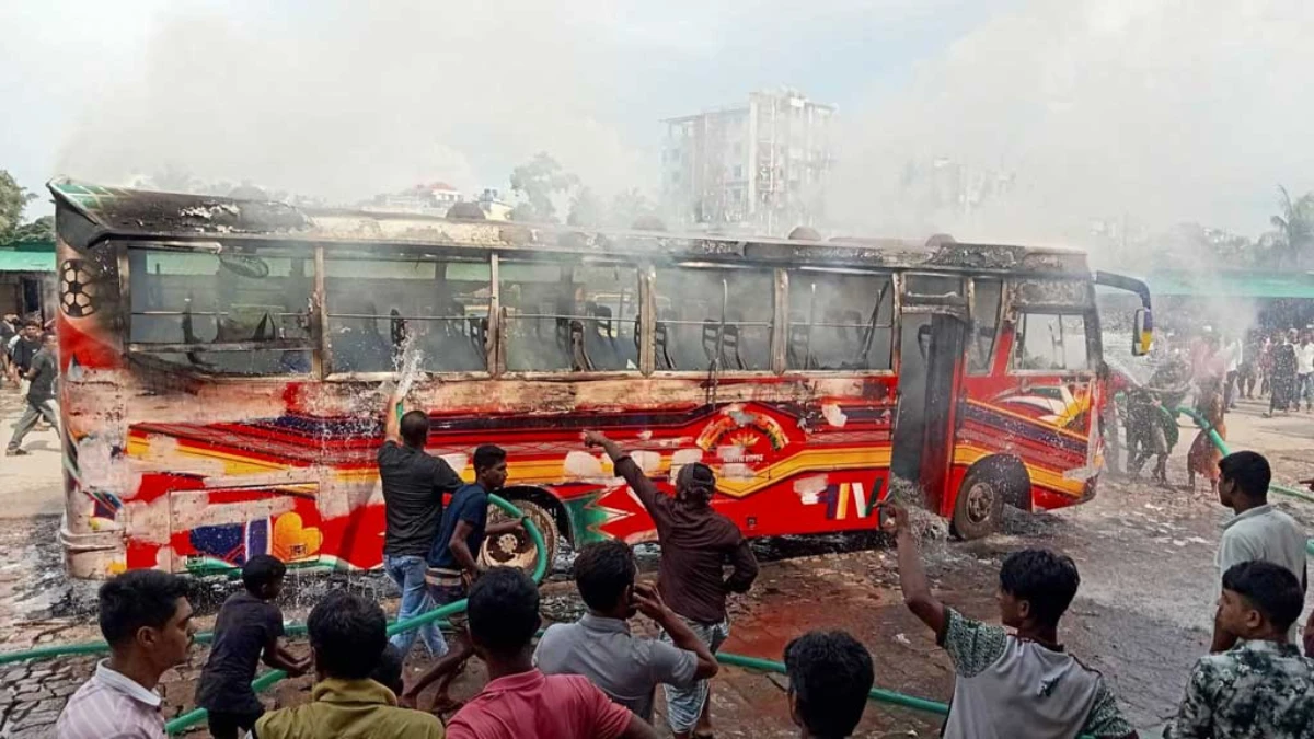 কালিয়াকৈরে দাঁড়িয়ে থাকা বাসে আগুন