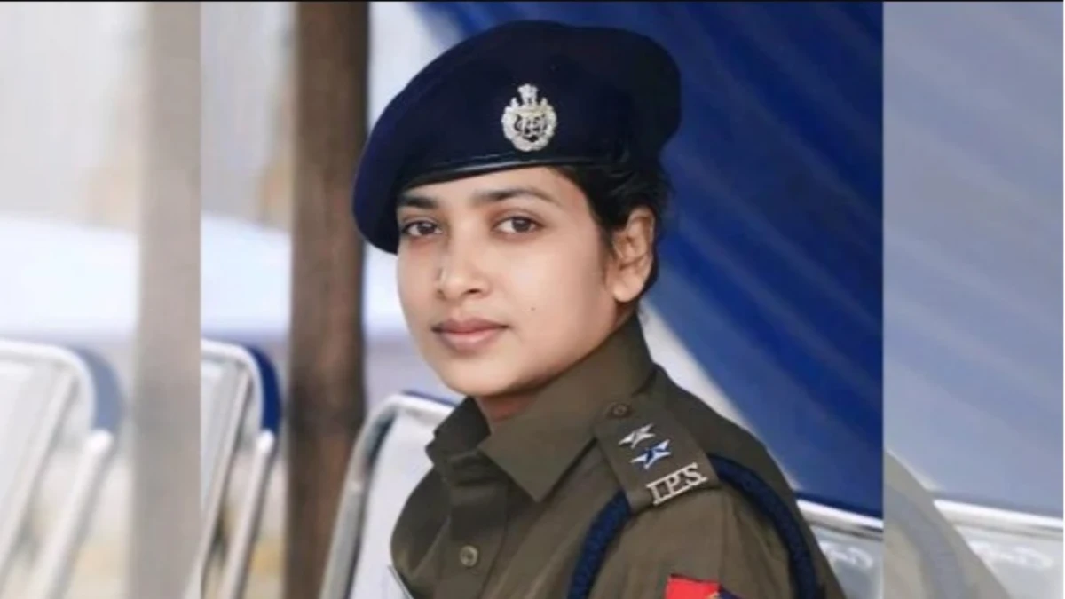 বক্তব্যের শুরুতে সালাম দেওয়ায় অভিযোগ, বদলি হলেন পশ্চিমবঙ্গের পুলিশ কর্মকর্তা
