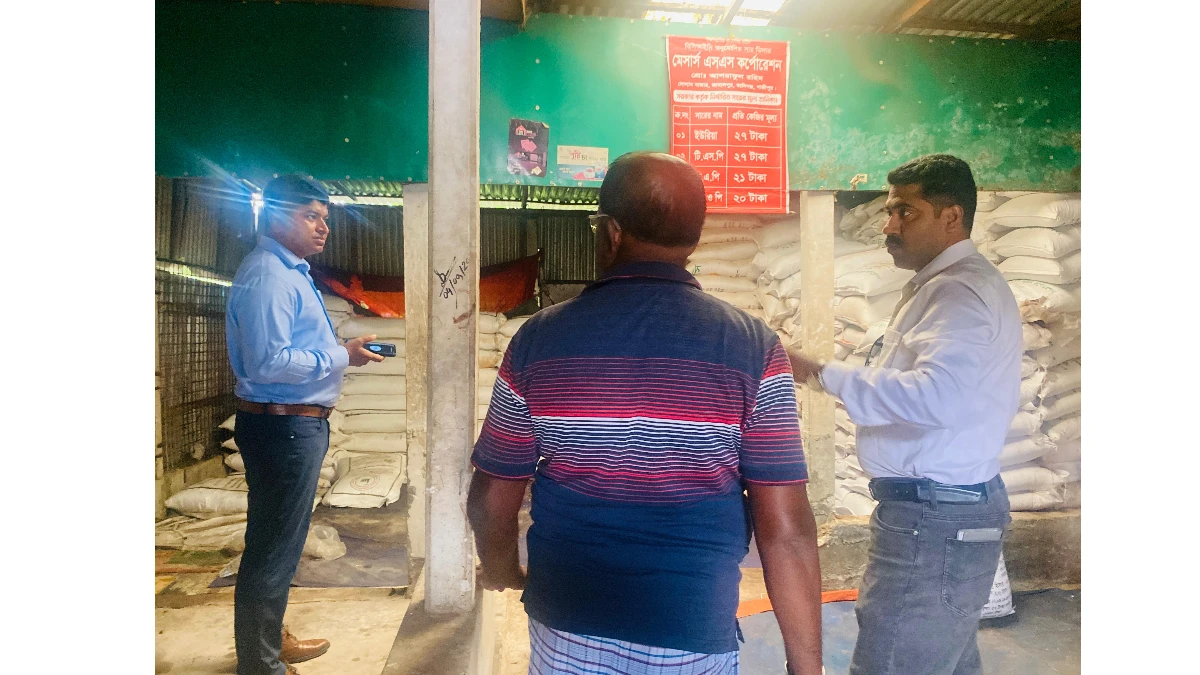 কালীগঞ্জে অতিরিক্ত সার মজুদ, দুই ব্যবসায়ীকে জরিমানা