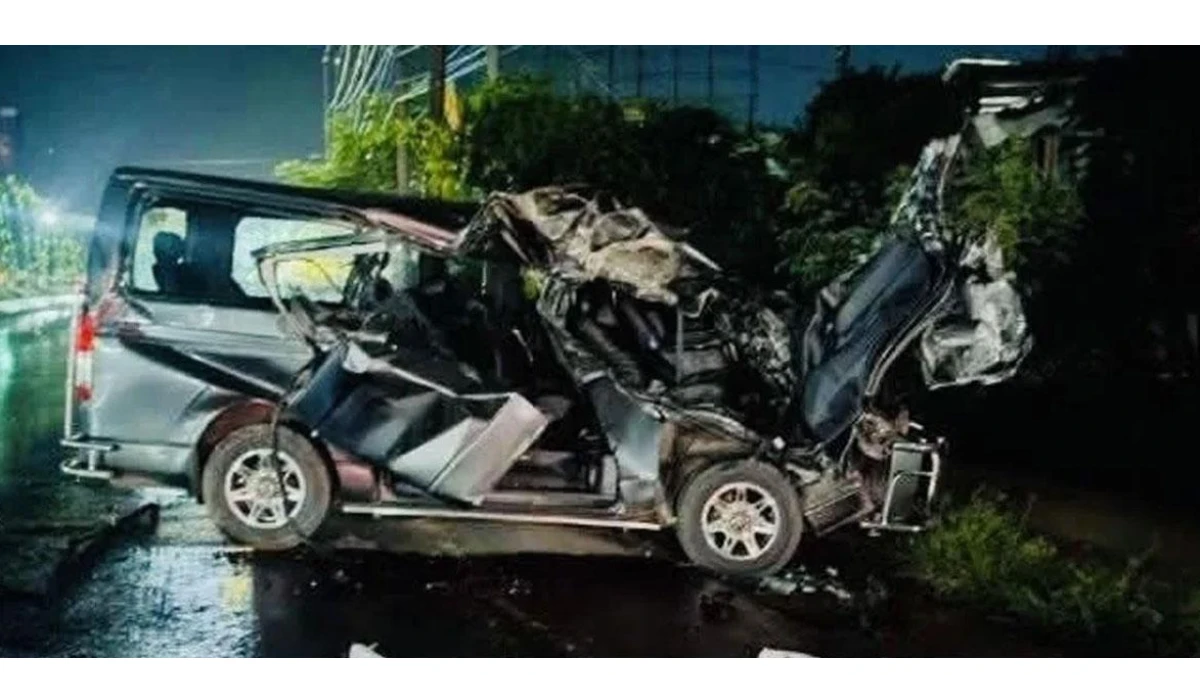 চট্টগ্রামে কাভার্ডভ্যান-মাইক্রোবাস সংঘর্ষে নিহত ৪
