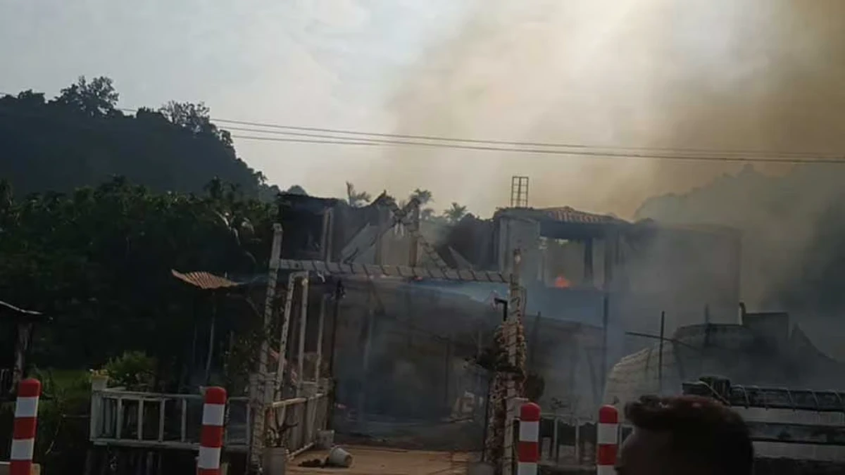 কক্সবাজারের ইনানীতে কাঠের রিসোর্টে আগুন, ১০ জনের মৃত্যুর খবর; নিখোঁজ ছয়জন