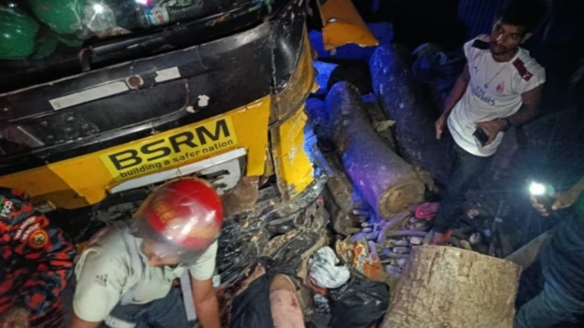 সীতাকুণ্ডে লরিচাপায় বাসের ৫ যাত্রী নিহত