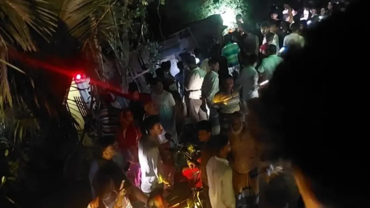 লংমার্চ শেষে জামায়াতকর্মীদের বহনকারী বাস খাদে, পথচারী নিহত, আহত অন্তত ২৫